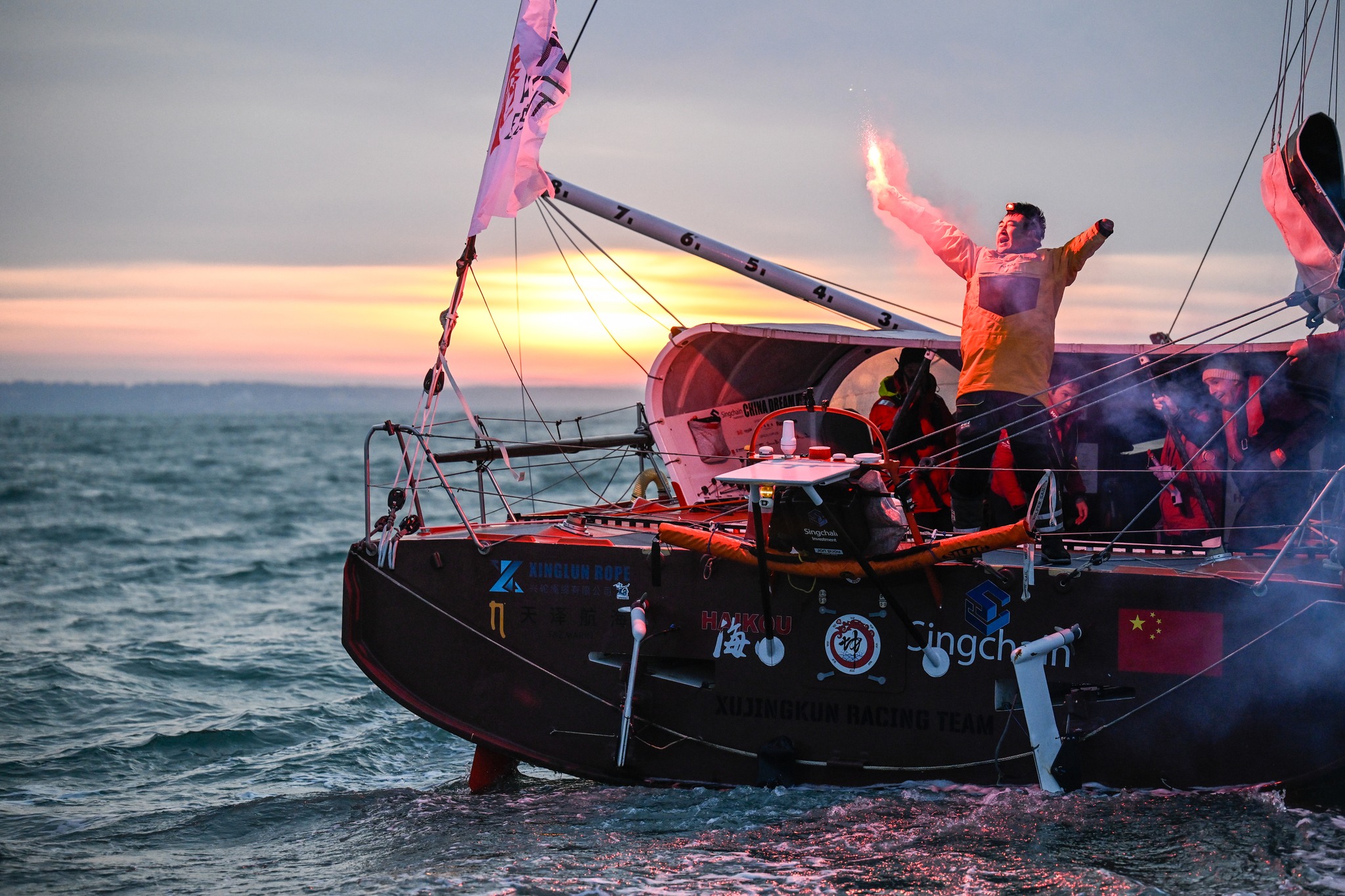 الإبحار مع قائد الصين: مشاهدة لحظة تاريخية في الإبحار العالمي